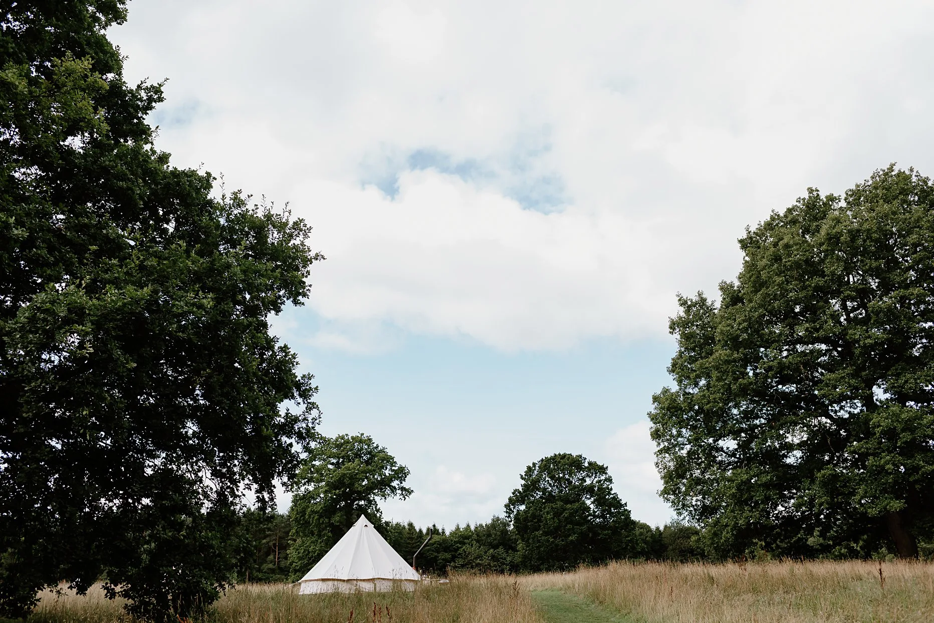 Glamping pod at Camp Katur in the middle of a field.